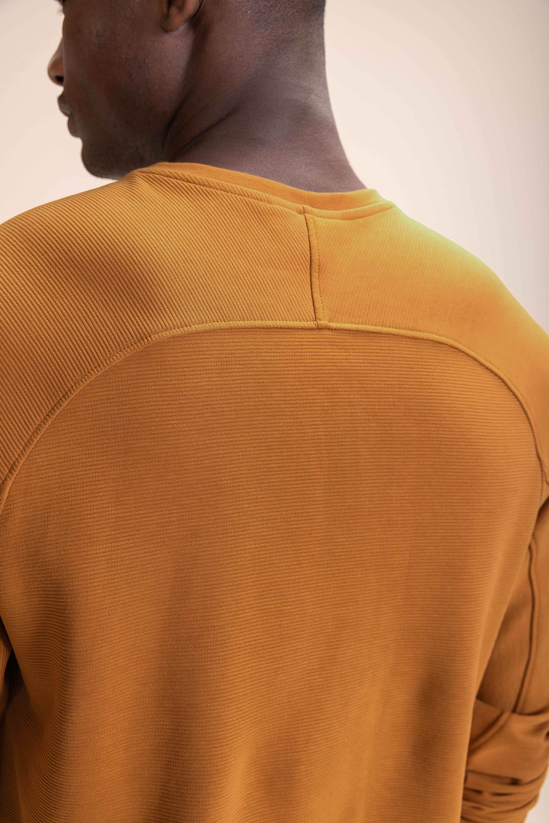 Sleek Men's Sweatshirt - Image 2