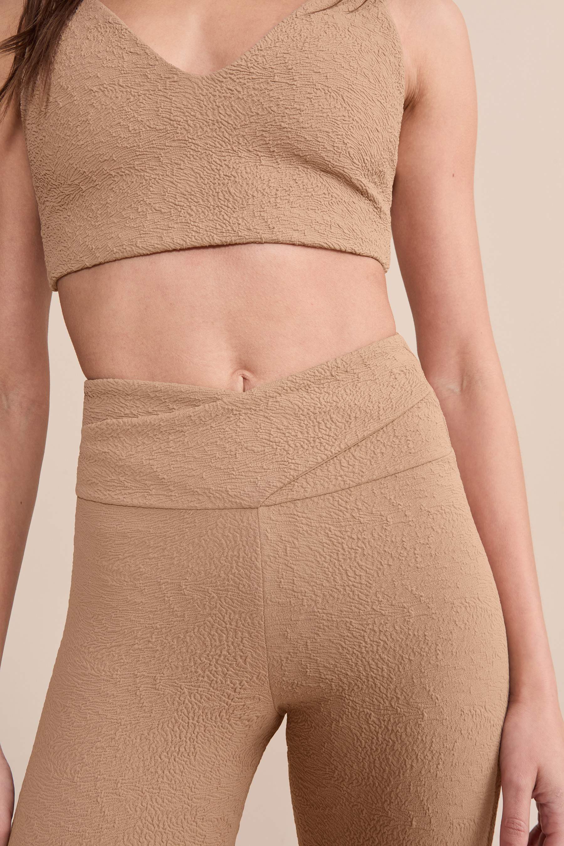 V Jacquard Outline Sports Bra - Image 2